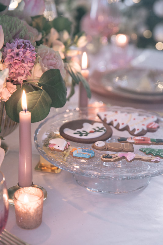 Nutcracker themed Christmas tablescape. Pink & sparkly vintage Christmas table #christmastablescape