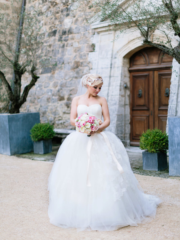 Planning Your Own Wedding? Services that You Need to Order Early By The Belle Blog